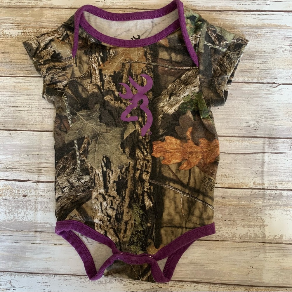 3/$15🌟 Browning brand Camo print onesie size 6M